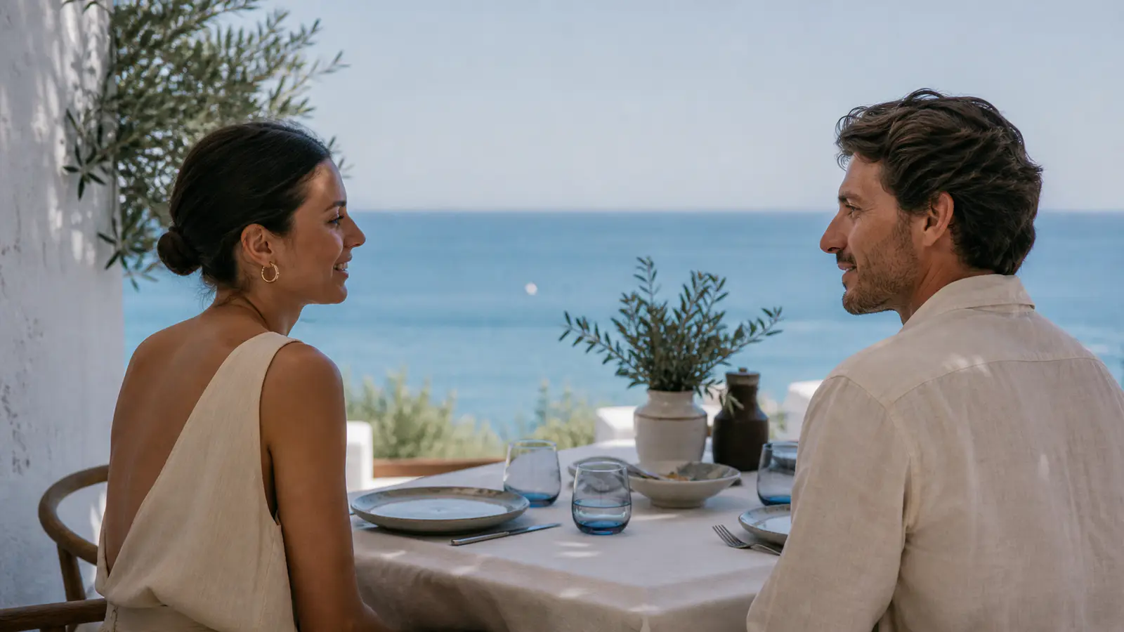 Et par nyder en lang frokost på en terrasse med havudsigt på Costa del Sol